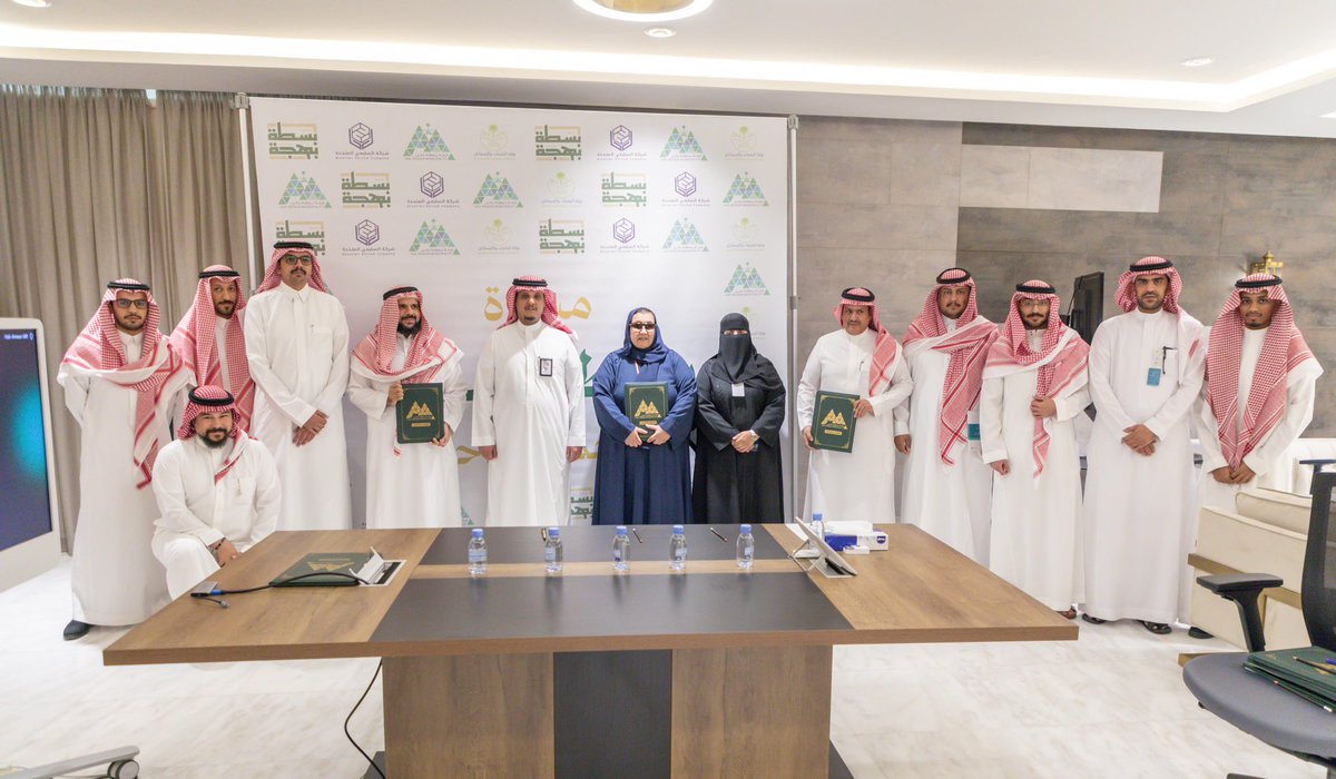 Amanat_Hail's tweet photo. 🤝  ا اتفاقية وتعاون  

« لتمكين الأفراد من استثمار مهاراتهم وتقديم منتجاتهم »

سعادة أمين منطقة حائل المهندس سلطان بن حامد الزايدي يرعى توقيع اتفاقية مع شركة السليمي لرعاية مبادرة بسطة بهجة بحضور صاحبة السمو الملكي الأميرة نجود بنت هذلول بن عبدالعزيز آل سعود المشرف العام على تطوير وتمكين الباعة الجائلين بالوزارة، وتهدف إلى تمكين ومساعدة المستفيدين من خلال توفير فرص اقتصادية في الأحياء السكنية لدعم اقتصاد الأفراد.

📸 | #حائل_الأجمل
  #أمانة_منطقة_حائل