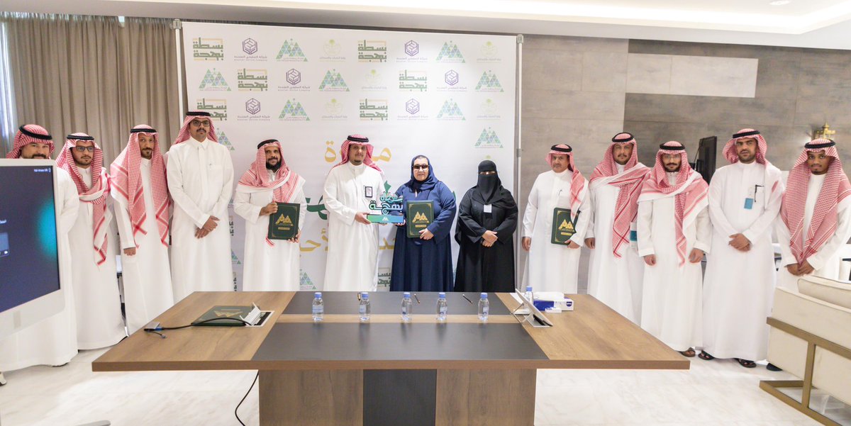 Amanat_Hail's tweet photo. 🤝  ا اتفاقية وتعاون  

« لتمكين الأفراد من استثمار مهاراتهم وتقديم منتجاتهم »

سعادة أمين منطقة حائل المهندس سلطان بن حامد الزايدي يرعى توقيع اتفاقية مع شركة السليمي لرعاية مبادرة بسطة بهجة بحضور صاحبة السمو الملكي الأميرة نجود بنت هذلول بن عبدالعزيز آل سعود المشرف العام على تطوير وتمكين الباعة الجائلين بالوزارة، وتهدف إلى تمكين ومساعدة المستفيدين من خلال توفير فرص اقتصادية في الأحياء السكنية لدعم اقتصاد الأفراد.

📸 | #حائل_الأجمل
  #أمانة_منطقة_حائل