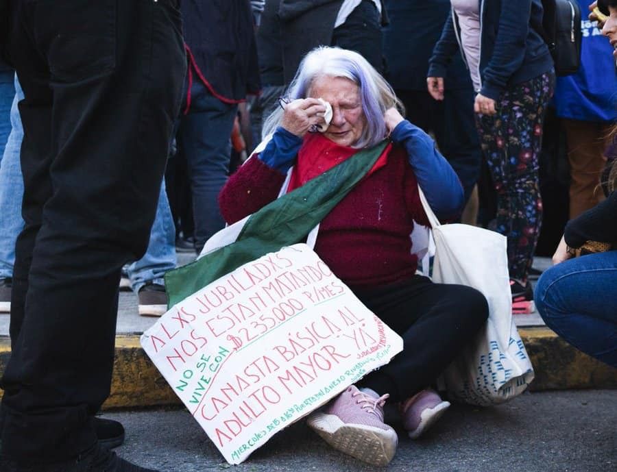 cristiangirard's tweet photo. Fijáte de qué lado de la mecha te encontrás.

Los jubilados cobran miseria, protestan y los reprimen. El Congreso sancionó una ley para recomponer las jubilaciones y Milei la vetó. Mientras, gracias a las leyes del paquete fiscal del gobierno nacional, bajaron los impuestos al patrimonio. Los ricos pagan hoy menos impuestos, mientras dan clases de austeridad y moral a millones de argentinos que no llegan a fin de mes. Y el gobierno festeja, tratando de degenerados fiscales a los jubilados.

Alguien que tiene un patrimonio de US$1.000.000, sumando una casa, dos autos y dinero invertido financieramente (70% en el exterior), gracias a la reducción de Bienes Personales, de 2,25% a 1,25%, va a pagar entre un 80% y un 85% menos de impuesto a la riqueza este año. Tendrá un beneficio de $12,1 millones.

La ley que vetó Milei llevaba la mínima de $234.000 a $317.000, es decir, implicaba un aumento de $80.000. Con esos $12,1 millones que deja de pagar en concepto de impuesto a la riqueza un solo contribuyente, podría pagarse ese aumento a 150 jubilados.

¿Cuántos millones de US$ poseen como patrimonio los ricos que se beneficiaron con las leyes de Milei que redujeron el impuesto a los Bienes Personales? Los 10 más ricos deben sumar unos US$20.000 millones. Gracias a Milei pagarán este año $242.000 millones menos, con los cuales el gobierno podría haber pagado a 3 millones de jubilados el aumento de $80.000 que establecía la ley que vetó.

Con tanto humo el bello fiero fuego no se ve.