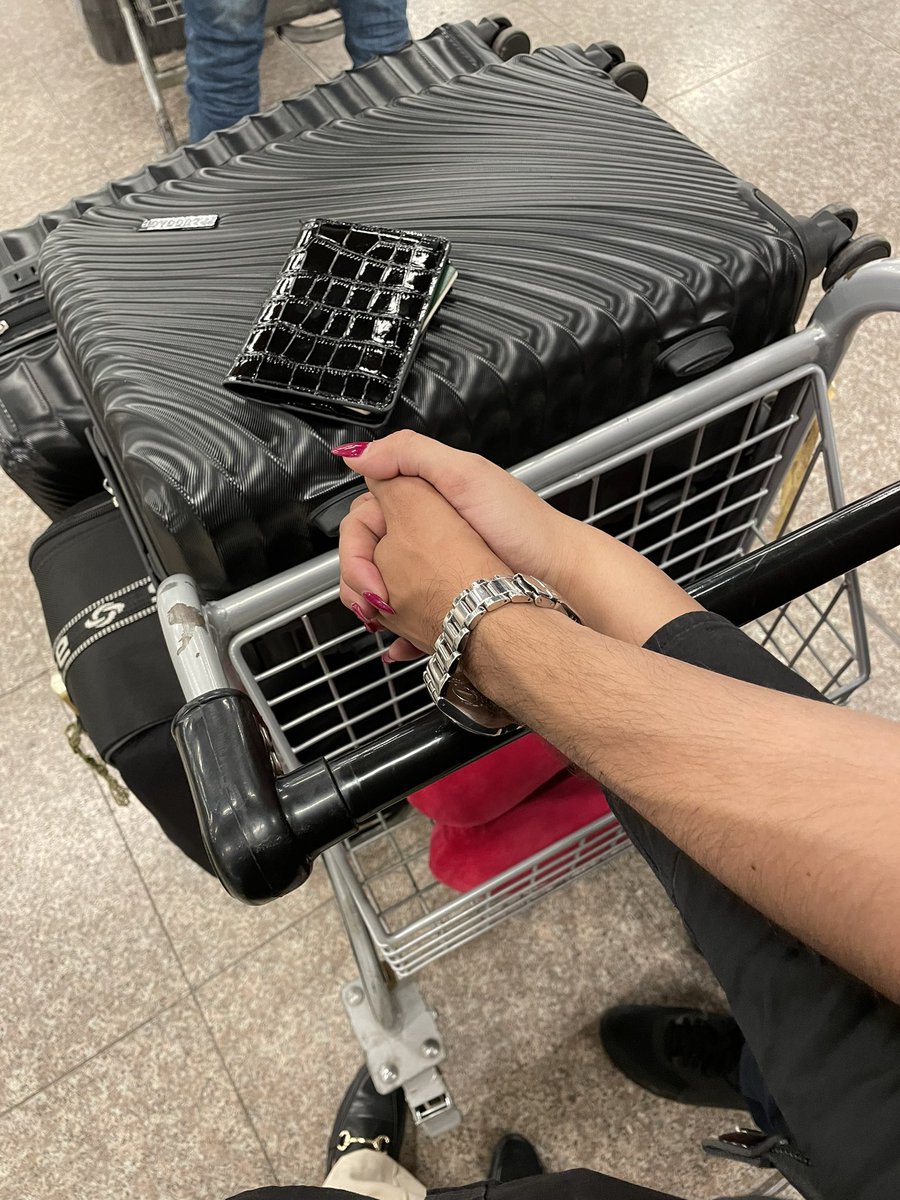 em_potato_'s tweet image. Airport Dump 🧳