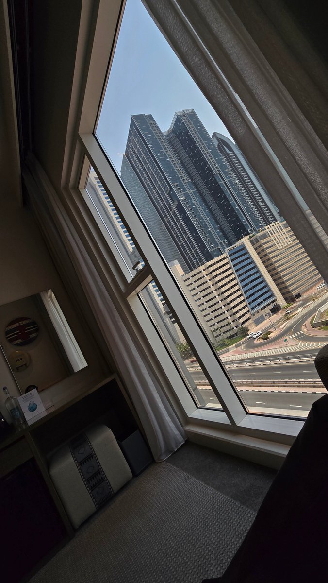 MUTLAQ_Android's tweet image. هنا قمت بتجربة أمر قوي على الذكاء الاصطناعي في هاتف galaxy s24 ultra 
بحيث قمت بوضع قط على الطاوله وتغيير الأرضيه ومحي المرآه ووضع قط اسود على الطاوله وضع سحب في السماء 
ليصبح وكأن كل شيء طبيعي وحقيقي