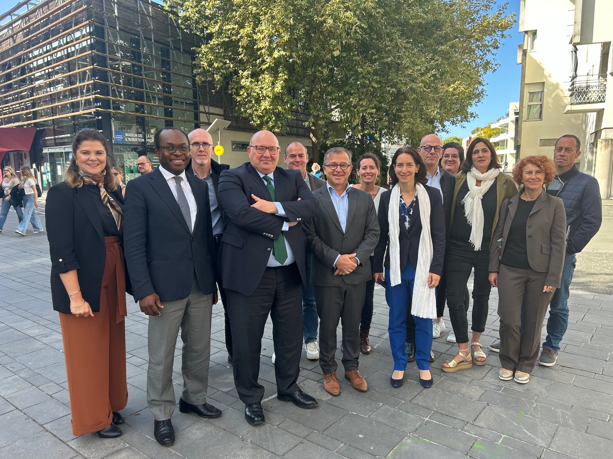 [🤝 Transformation] Thierry Lambert, délégué interministériel à la transformation publique, a été accueilli aujourd'hui à <a href="/UnivLaRochelle/">La Rochelle Université</a> pour échanger avec <a href="/jmogier/">Ogier Jean-Marc</a> et ses équipes sur la mission d'accompagnement de la <a href="/_DITP/">Transformation publique</a> !