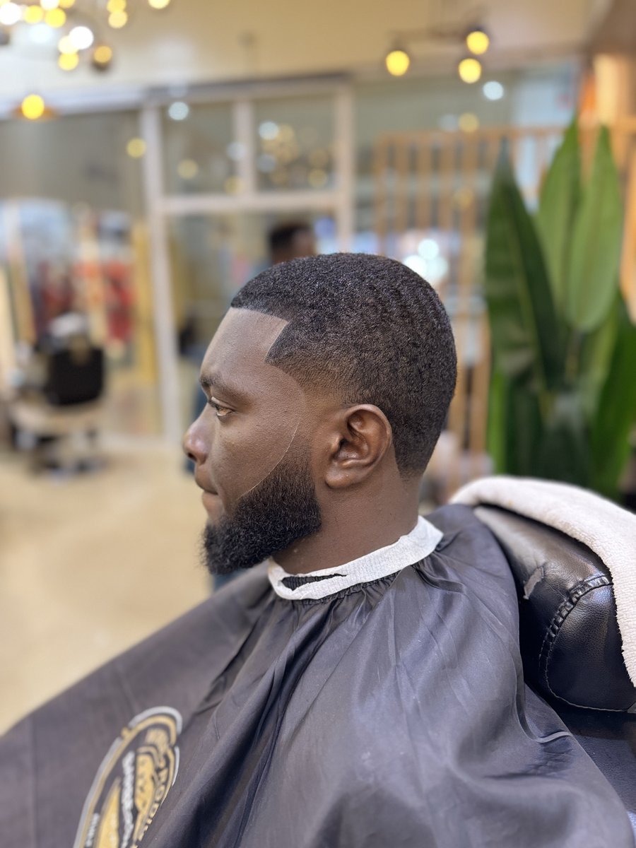 Ikwiseprodigy's tweet image. Nothing beats that fresh fade feeling! 😎🔥

We’re here to make you look sharp and feel even sharper. 

Book your spot now and let’s get snipping! 🫡

#FreshFade #BarberLife #HairGoals