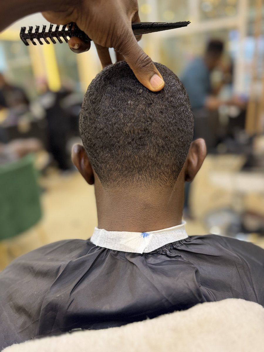 Ikwiseprodigy's tweet image. Nothing beats that fresh fade feeling! 😎🔥

We’re here to make you look sharp and feel even sharper. 

Book your spot now and let’s get snipping! 🫡

#FreshFade #BarberLife #HairGoals