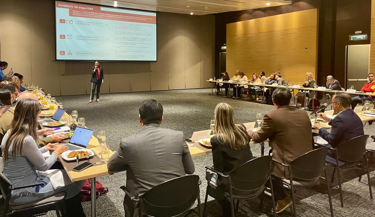 Isabelhortua_'s tweet photo. Junto a nuestro subsecretario @eduardogarzont, asistimos a la mesa de trabajo con la @camaracomerbog donde articularemos las ofertas institucionales para nuestra localidad.

¡En Usme no paramos! 💛❤️ https://t.co/c8FDBmpReA