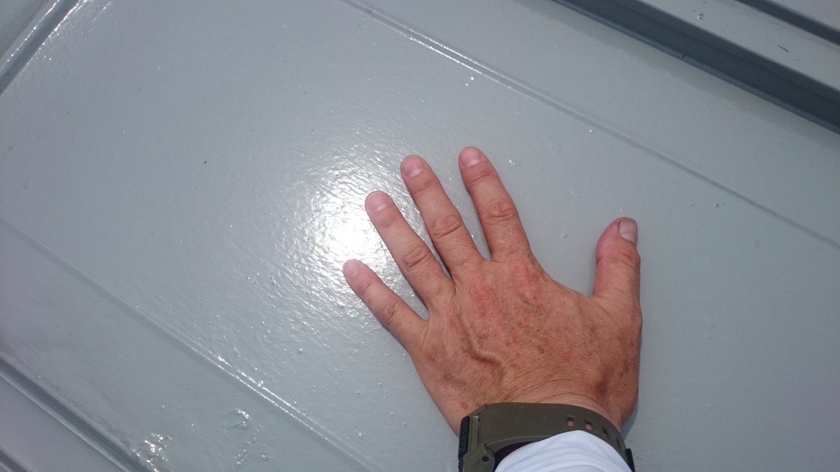 moritosou1's tweet image. 酷暑の今夏は屋根・鉄板部はとても熱くて体の一部が触れれば火傷はもちろん、靴底も溶けるような高温になっています。それで屋根などは遮熱塗料を塗る機会が増えました。自分の手で「人体実験」(笑)。遮熱塗料をきちんと３回塗れば表面温度は格段に下がります。数秒なら触っていても火傷しません。