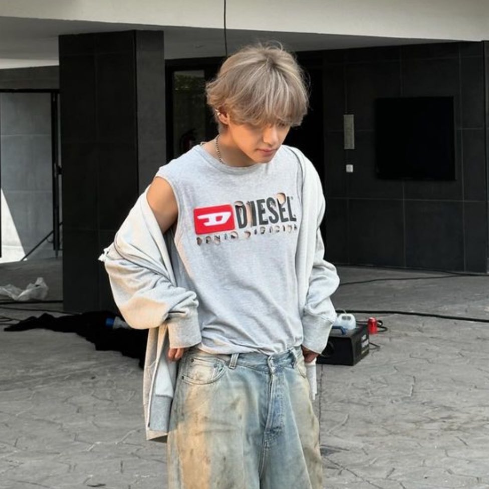 ใครรู้บ้างว่า2คนนี้ใส่ Diesel เหมือนกันแต่ได้คนละมู้ด😭