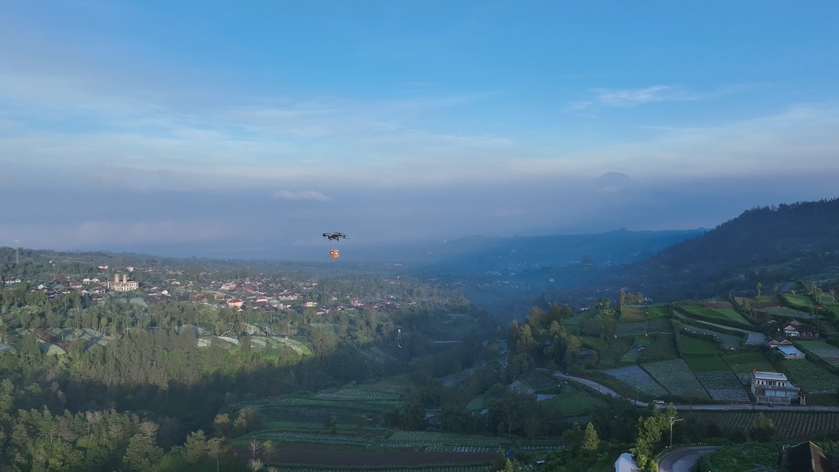 DJI_Delivery's tweet photo. 🌿 ✈ Soaring above Merapi Mountain's rugged landscapes in Indonesia with ease! FlyCart 30's Winch mode makes transporting goods a breeze, promising 🛡️ safe, 🚀 swift, and 💼 efficient deliveries. 
#FlyCart30 #EffortlessDelivery #MerapiMountain #LogisticsRevolution https://t.co/ppXBbNj7Aj