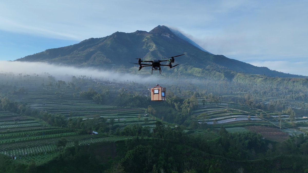 DJI_Delivery's tweet photo. 🌿 ✈ Soaring above Merapi Mountain's rugged landscapes in Indonesia with ease! FlyCart 30's Winch mode makes transporting goods a breeze, promising 🛡️ safe, 🚀 swift, and 💼 efficient deliveries. 
#FlyCart30 #EffortlessDelivery #MerapiMountain #LogisticsRevolution https://t.co/ppXBbNj7Aj