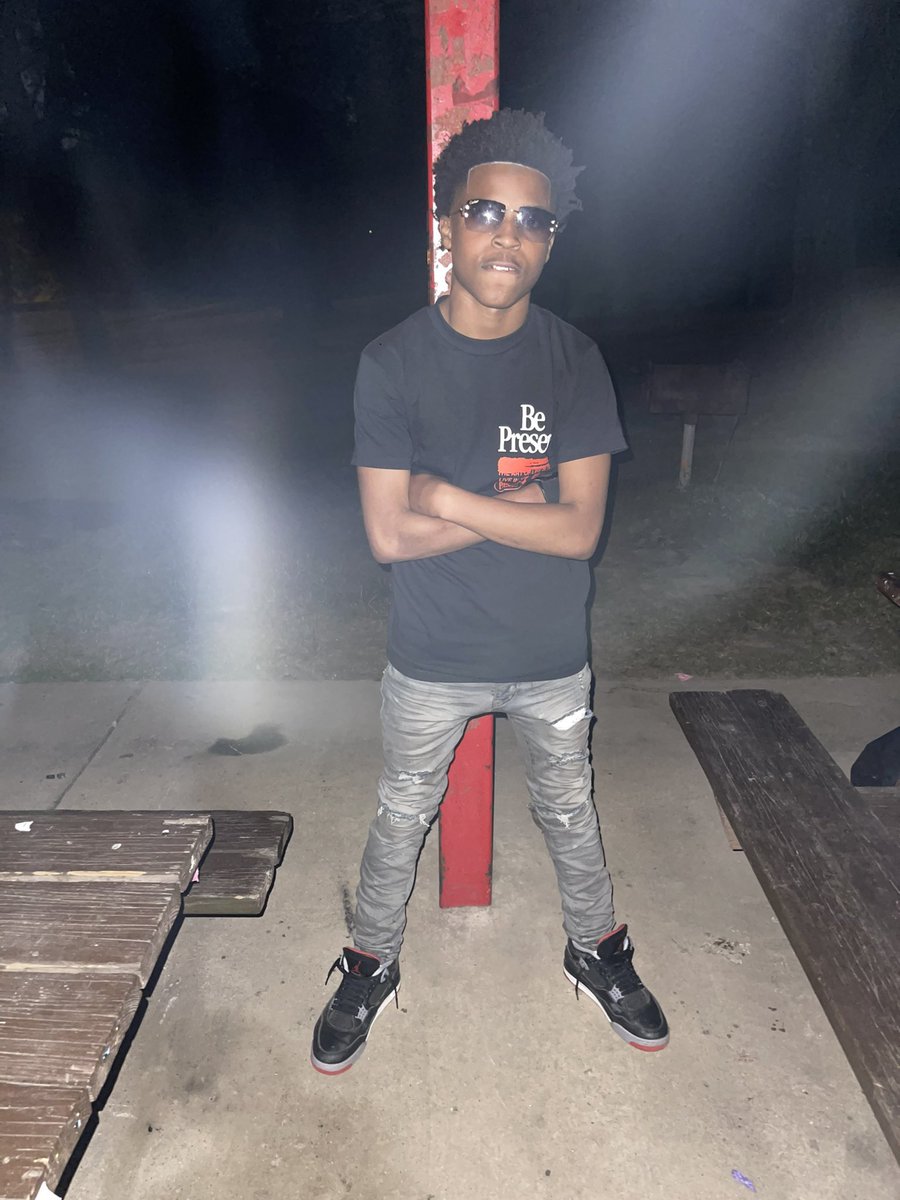 s4sMoodaGG's tweet photo. Rule no.1 Get money 💰
Rule no.2 Get down
#llmn💔 #freedemgoons💕🏴☠️ #DoubleGshit👎🏾🏴☠️ https://t.co/bxrWe9tFor