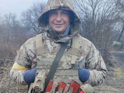ctzn24's tweet photo. 🇺🇦🙏РАЗОМ З ПОРАНЕНИМИ❤️

🫡🇺🇦Антон Теленчак, позивний МИРОТВОРЕЦЬ 
докладніше: https://t.co/Cdql86OKPP 
- Під час бойових дій поблизу населеного пункту Володимирівка, Донецької області, 15 травня 2022 року Антон отримав тяжке поранення: мінно-вибухове уламкове поранення лівої тім'яної та скроневої часток голови. 
Він перебував у комі майже три місяці, і коли вийшов з неї, ми почали вчитися всього заново — пити, їсти, тримати ложку, сидіти, ходити, говорити.

Вже два роки та три місяці разом з чоловіком проходимо цей складний шлях лікування та реабілітації. 
Як би важко не було, ми не збираємось здаватися. 
У цьому бою Антон повинен перемогти, щоб повернутися до повноцінного життя.

Наразі вже є помітний прогрес. 
Антон починає говорити.
 Повторює багато слів, які поки ще вимовляє не зовсім чітко. 
Він потихеньку сам ходить, але через великий ризик падіння я завжди залишаюся з ним поруч.

❗️🙏Лікарі дають непогані прогнози, говорять, головне не зупинятися і продовжувати відновлення. Попереду Антона чекає багато роботи над собою.

 Наразі потребуємо відновлення в «Західному реабілітаційно-спортивному центрі» НКСІУ.

ЗБИРАЄМО: 90 000 грн на додаткову тривалу реабілітацію.
✅ постійна банка на поранених https://t.co/d8dNMNkhIB

✅ картка Приват 5169 3305 3748 5655
IBAN ПриватБанк https://t.co/yyRMHHHA5V

✅ https://t.co/XnkM1EXMLF

Звертаємось до всіх за підтримкою поширеннями і, за можливістю, будь-яким донатом - дякуємо кожному.
Не залишати поранених - це честь і гідність!
@igorlachenkov @tweet4Anna_NAFO @LdMila810824
@watermelonONK @shepeeress @74Fraza
@sea_inside3 @LesyaUA7Evropa @babaikit
@ASarnatska @K0SHENYA @m_trevogi
@olunja_kizunja @A_komport @katerynkaaaa
@Cooluck @volyniakaa @math_ccat
@Maryink13 @AlexTann5588 @PeregarAniLorak