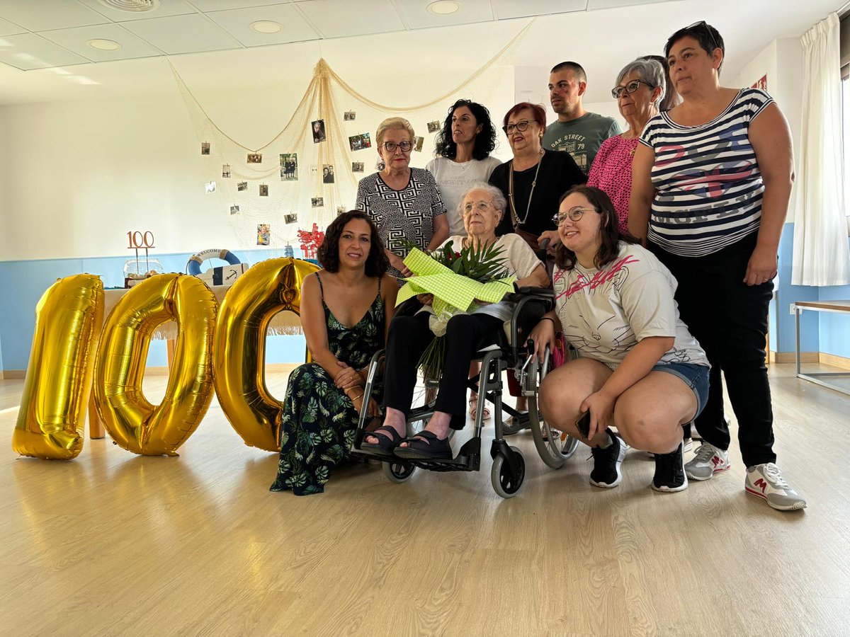 Avui, la consellera Helena Queral ha assistit a la imposició de la medalla centenària a la Sra. Manuela Sardo Losea al centre Vima de la Ràpita.Aquest reconeixement celebra la seva longevitat i trajectòria de vida, en un esdeveniment emotiu amb la presència de familiars i amics.