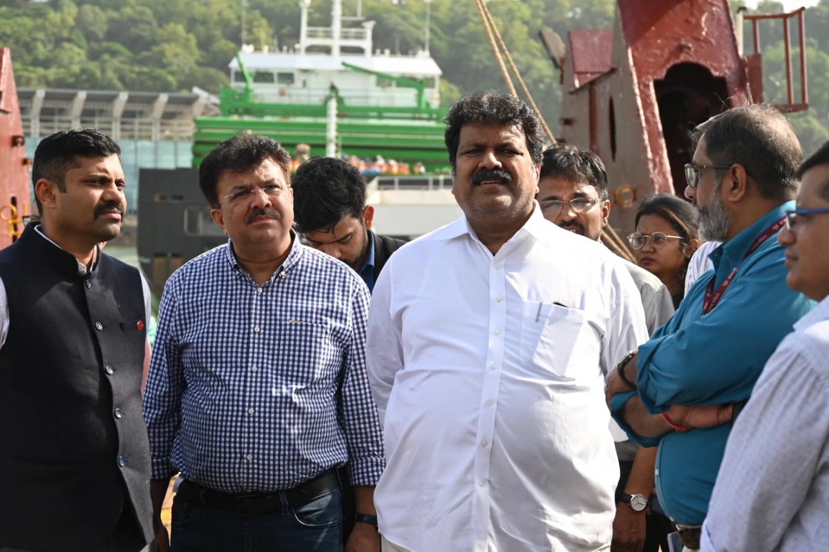 MankalSVaidya's tweet photo. ಗೋವಾ ವಾಣಿಜ್ಯ ಬಂದರಿಗೆ ಭೇಟಿ ನೀಡಿ ಅಧಿಕಾರಿಗಳೊಂದಿಗೆ ವೀಕ್ಷಿಸಿ ಅಲ್ಲಿನ ಕೆಲವು ವಿಶೇಷತೆಗಳನ್ನು ತಿಳಿದುಕೊಂಡೆ.
#GoaPort
@CMofKarnataka @INCKarnataka https://t.co/MQ6jlm11Hy
