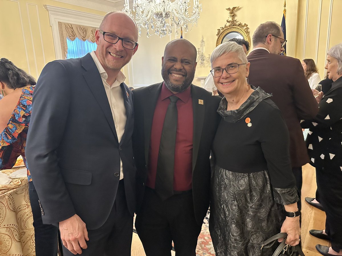 dcstatearchives's tweet image. It was great to welcome international archives Leaders to Washington, DC last night at the National Archives. Here is our State Archivist Lopez Matthews, Jr. with Simon Froude, Director-General, National Archives of Australia and Leslie Weir, Librarian and Archivist of Canada.