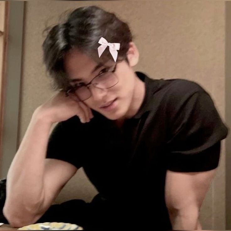 <a href="/sinnersvillage/">SV - MNFS ON MANUAL</a> Sebastian, 1997, Korea. (ENG/ID)

Ternyata memiliki 3 pekerjaan melelahkan sekali, ya? Saya, Sebastian, mau mencari teman-teman baru yang bisa diajak mengobrol ringan, SFW maupun NSFW, untuk menghilangkan penat. Perkenalkan dirimu, dong?