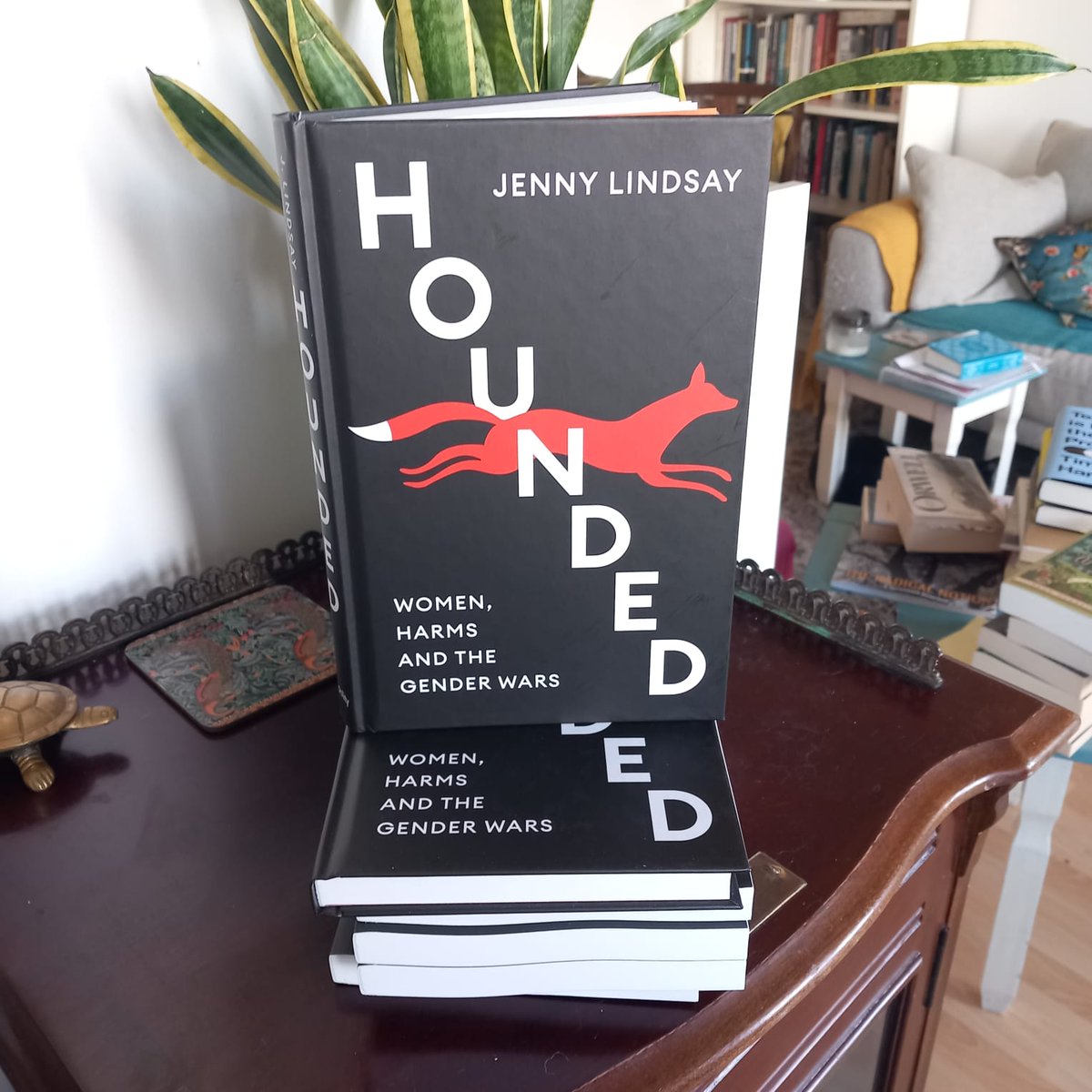 msjlindsay's tweet image. Well. I know yer supposed to do a selfie when yer books arrive, but I've just burst into snottery tears. IT'S REAL!! I DID IIIIIIITTTTTTT!! 😭🤩🦊Thank you @politybooks! Oh, this is such a lovely feeling. *sobs*
Preorder here: bit.ly/3XhAUiM