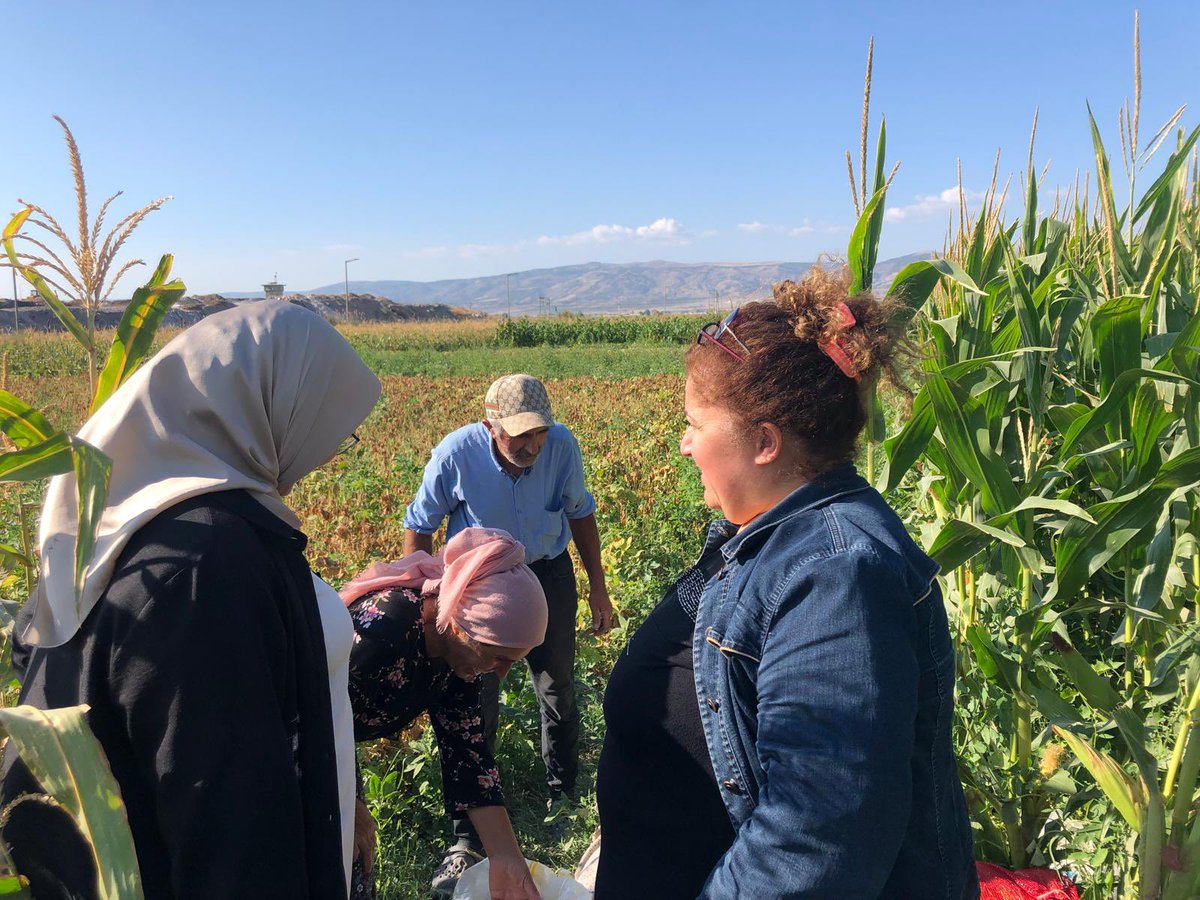 Yürütme kurulu üyelerimiz ile birlikte Hasanbey Mahallesi Başkanı Ayşe Erdoğan hanımı ziyarete gittik. Mahallemiz hakkında istişarelerde bulunduk.
Misafirperverliği için başkanımıza teşekkür ederiz.