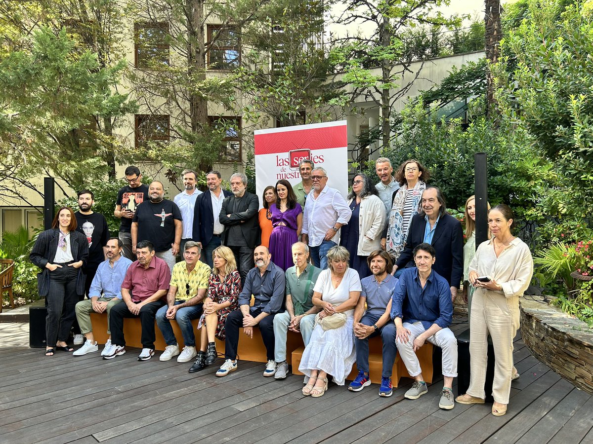 Elillopez's tweet photo. Estupenda inauguración de #Exposeries en #Palaciodelongoria @sgaeactualidad . @SgaeAudiovisual @maribelsausor. https://t.co/9O9dCa129t
