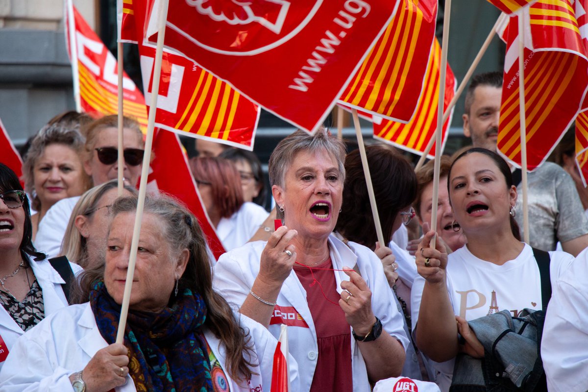 Las trabajadoras del servicio de ayuda a domicilio del Ayuntamiento de Zaragoza se manifestaron ayer exigiendo mantener los refuerzos laborales obtenidos hace 22 años, los cuales la actual Alcaldesa Natalia Chueca quiere eliminar.