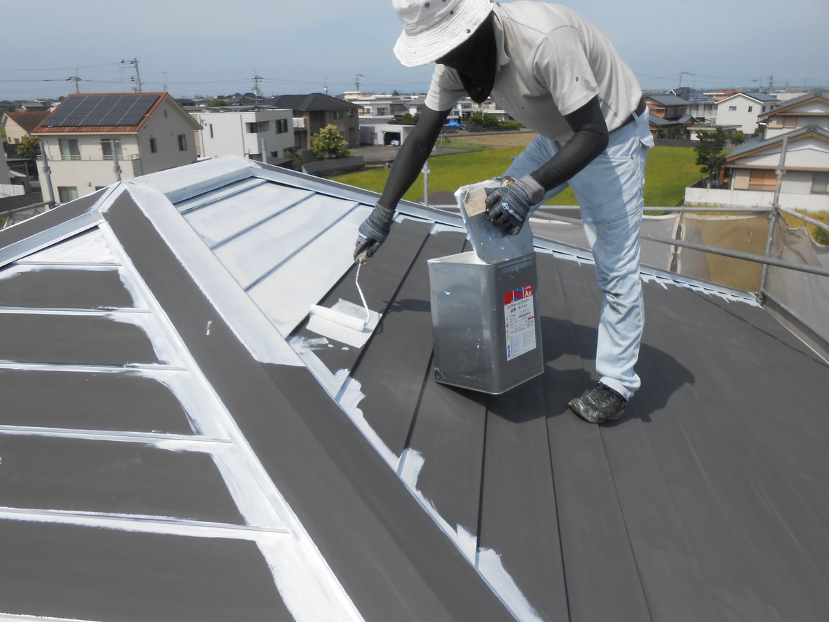moritosou1's tweet image. 写真①遮熱用の専用下塗りを塗ります。②中塗りも遮熱塗料③上塗りも。きちんと遮熱塗料のシステム通りに3回塗りします。それによって遮熱効果が発揮されます。