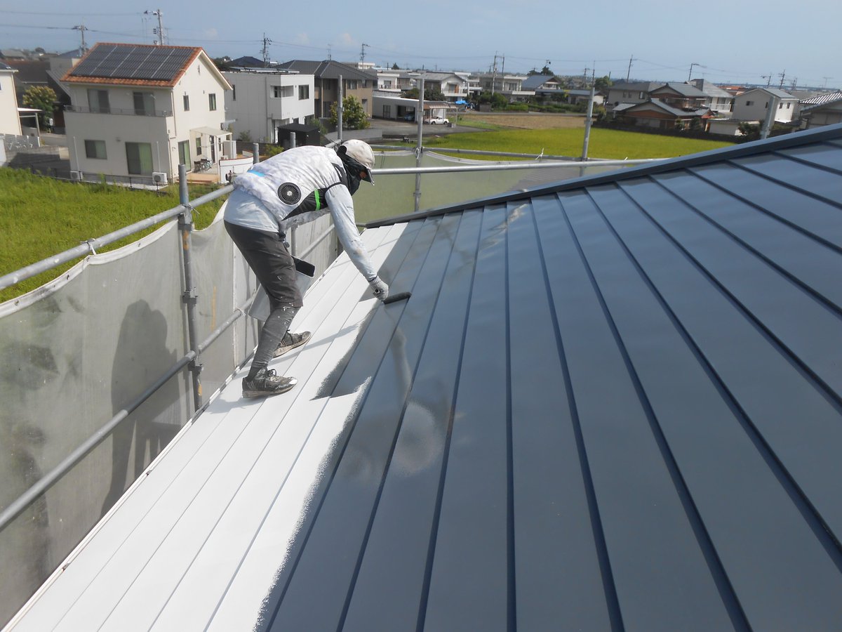 moritosou1's tweet image. 写真①遮熱用の専用下塗りを塗ります。②中塗りも遮熱塗料③上塗りも。きちんと遮熱塗料のシステム通りに3回塗りします。それによって遮熱効果が発揮されます。