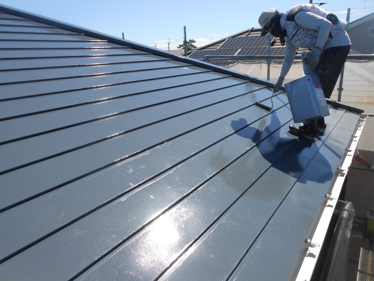 moritosou1's tweet image. 写真①遮熱用の専用下塗りを塗ります。②中塗りも遮熱塗料③上塗りも。きちんと遮熱塗料のシステム通りに3回塗りします。それによって遮熱効果が発揮されます。