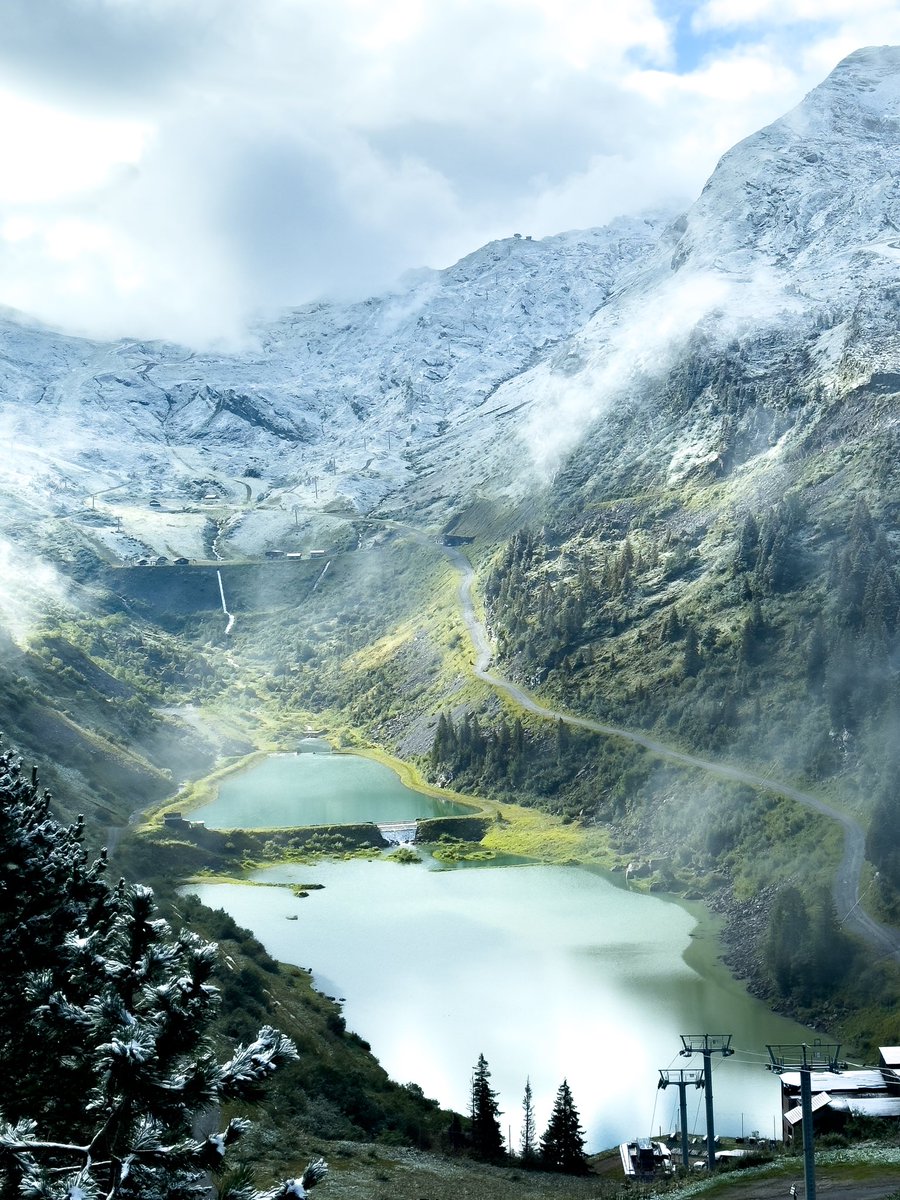 ❄️ Neige en septembre : Trop tôt ou pas, la débat n’est pas là. Le vrai débat du jour : fondue ou raclette ce soir ? 🫕🧀