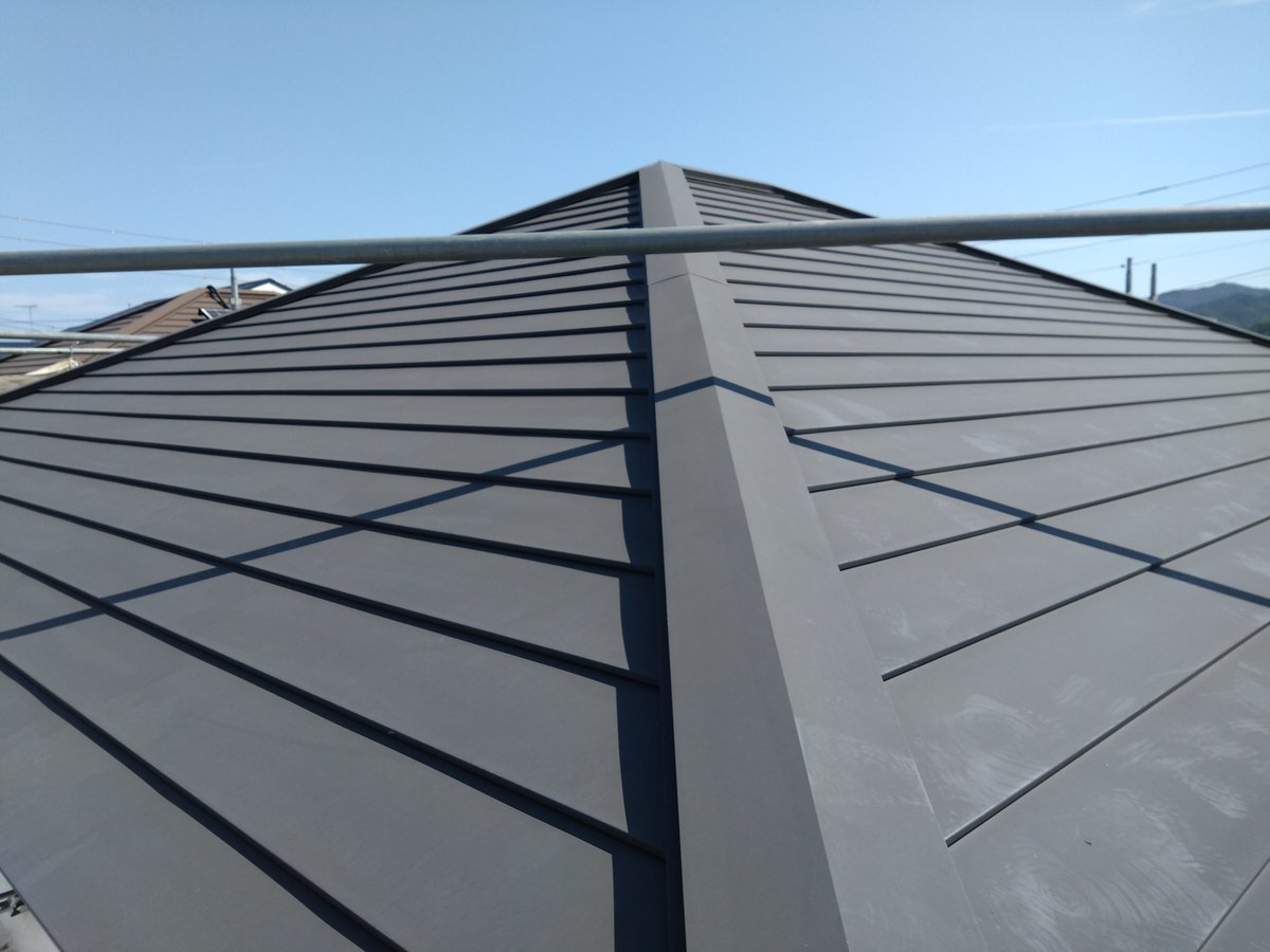 moritosou1's tweet image. ビフォーアフターです。鉄板屋根の熱さも軽減し、室内への熱伝導を抑える事によって部屋の温度も幾分下がる事が期待出来ます。キレイに仕上がって満足です＾＾