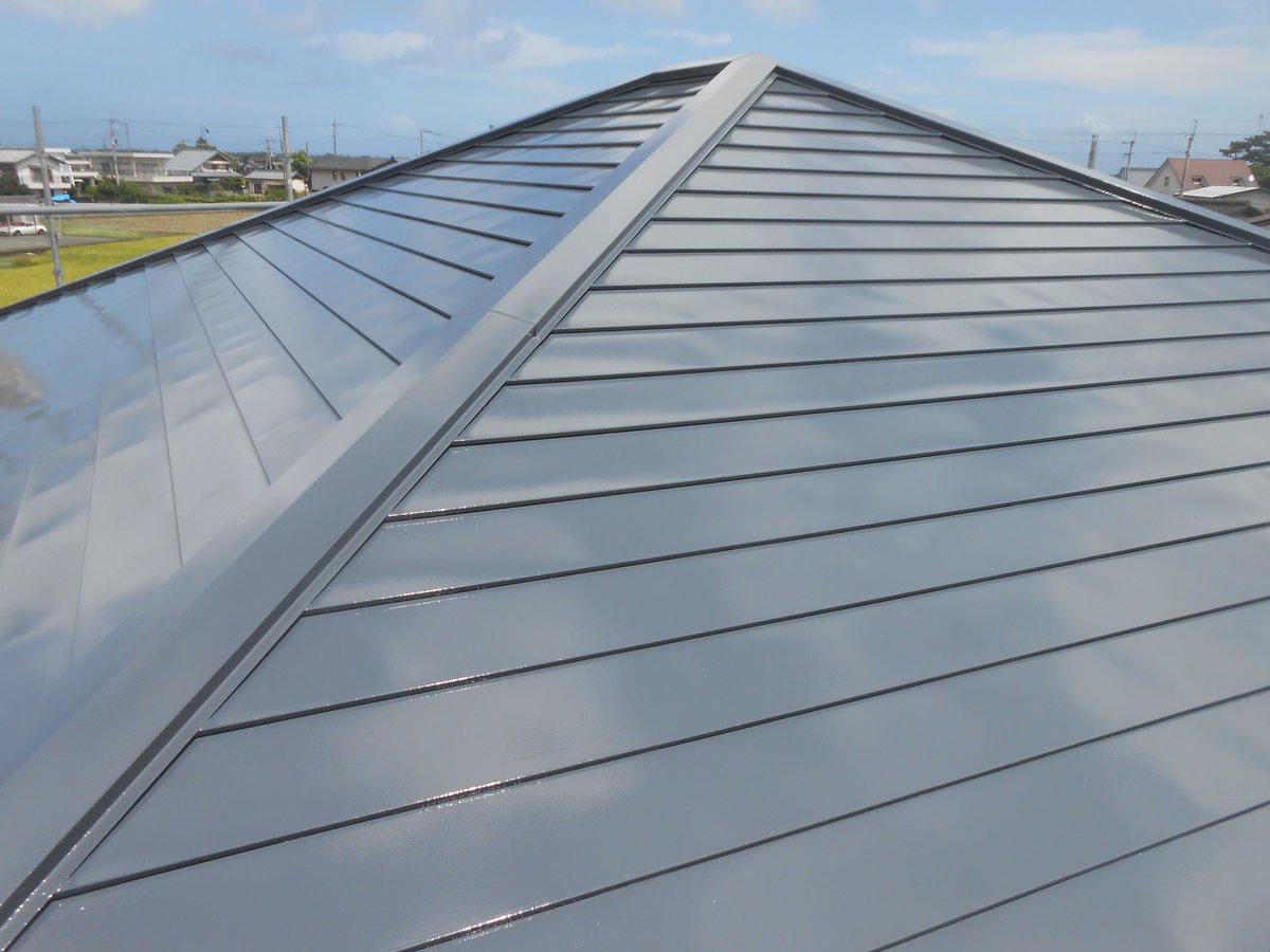 moritosou1's tweet image. ビフォーアフターです。鉄板屋根の熱さも軽減し、室内への熱伝導を抑える事によって部屋の温度も幾分下がる事が期待出来ます。キレイに仕上がって満足です＾＾