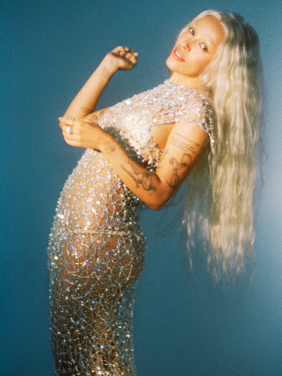 💄| Doja o swoim stylu:

“Myślę, że próbuję zachować równowagę między dwiema różnymi rzeczami: Lubię być powściągliwa, ale odczuwam też potrzebę bycia trochę kiczowatą i odrobinę szaloną, jeśli chodzi o modę.”