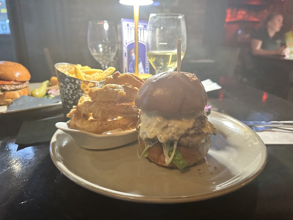 ⁦<a href="/adriancummins/">Adrian Cummins 🇮🇪🇪🇺🇵🇸</a>⁩ midweek special in my local ⁦<a href="/MountOvalCork/">Mount Oval Bar</a>⁩ smash burgers #irishbeef in a difficult market, innovation, quality &amp; price point are the key to survival, reduce the vat &amp; the government inflicted costs that are closing cafes, bars &amp; restaurants