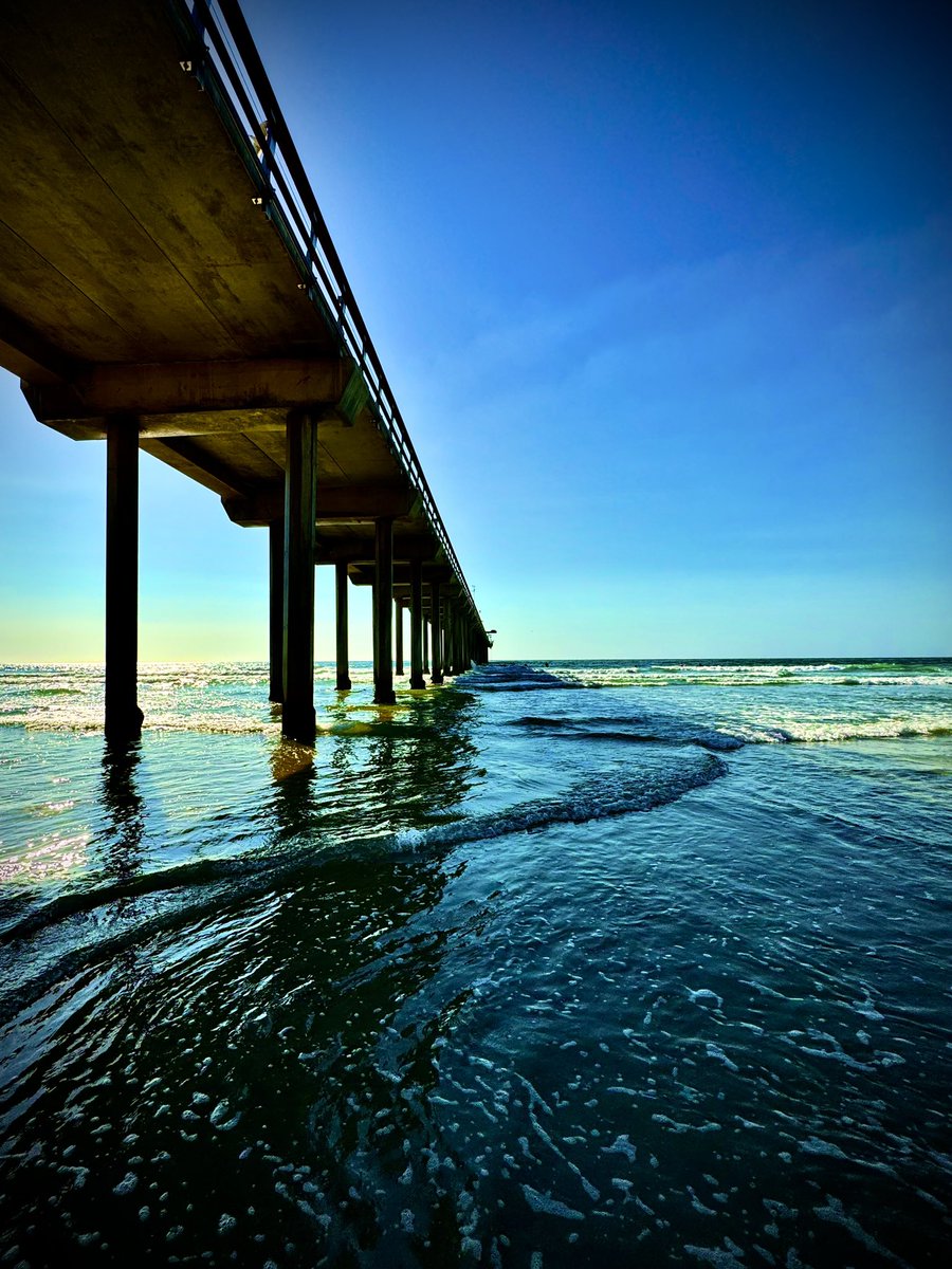 litolits's tweet image. Waves crashing, warm sunshine, and that scent of salty air. Sending you some beach vibes! #SanDiego #LaJollaBeach 🇺🇸

#VisitSanDiego #AmericasFinestCity #USA #SimpleImage #iPhoneOnly #LatePost #NaturallyCurious 
#WalkingAroundLaJolla #VisitCalifornia 
#FlyClickEditRepeat
