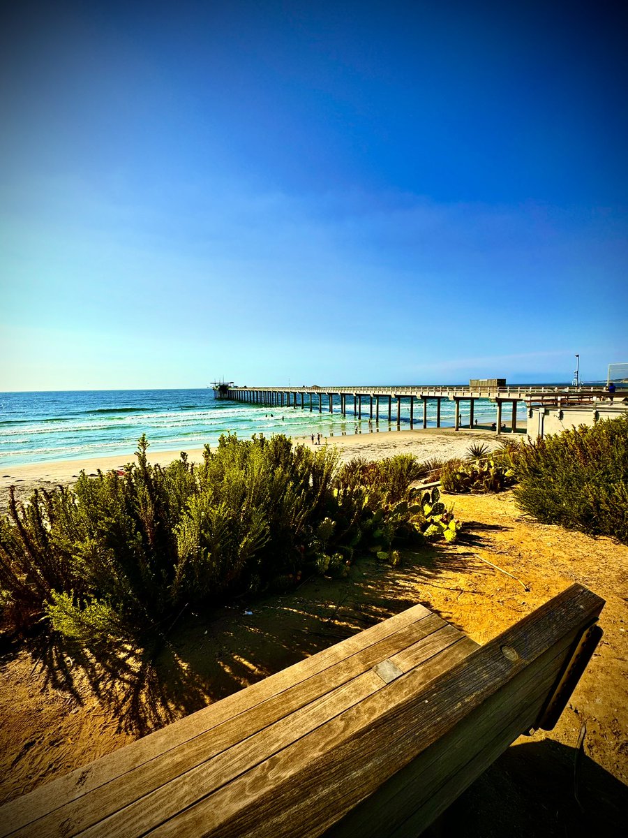 litolits's tweet image. Waves crashing, warm sunshine, and that scent of salty air. Sending you some beach vibes! #SanDiego #LaJollaBeach 🇺🇸

#VisitSanDiego #AmericasFinestCity #USA #SimpleImage #iPhoneOnly #LatePost #NaturallyCurious 
#WalkingAroundLaJolla #VisitCalifornia 
#FlyClickEditRepeat