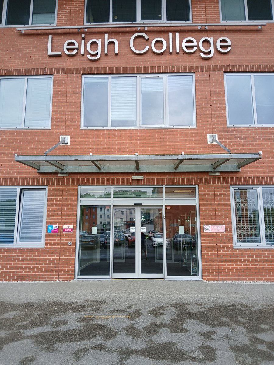 DoorsNo3828's tweet image. #alphabetchallenge #WeekKforKnowledge 
#AdoorableThursday #doors #nocontextdoors #dailydoor and uncle Tom cobley and all 🤣