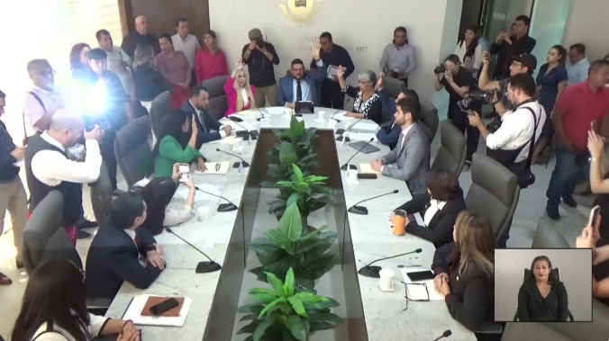 LaRealnoticia's tweet image. ⭕#CongresoDeSonora #APRUEBA en #Comisión de Puntos Constitucionales la #Reforma al Poder Judicial en minutos será #AVALADA en el PLENO para convertirse en el Estado 19. Con  nuevo sistema de impartición de Justicia