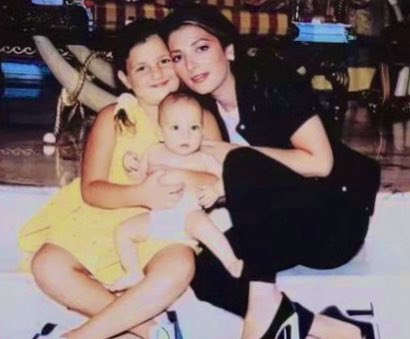 Assalaversion's tweet image. أصالة برفقة أطفالها شام ولودي🌟
@AssalaOfficial