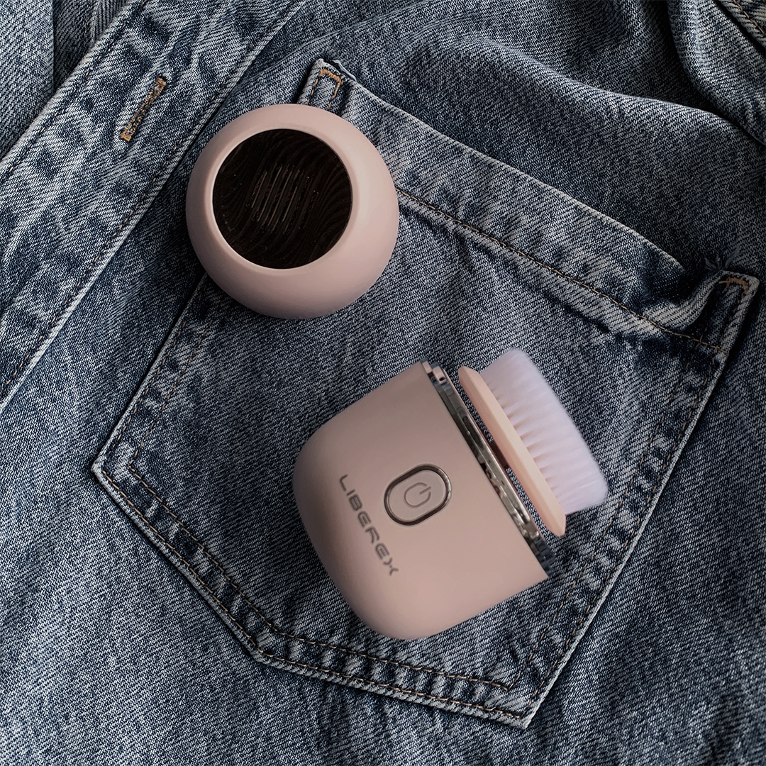 LiberexOfficial's tweet image. Keep your skincare routine on point, even when you're on the go, with our travel-friendly facial brush! ✨ Compact and lightweight, this brush fits perfectly into your travel bag, making it easy to maintain glowing, refreshed skin wherever you are. #liberex  #facialbrush