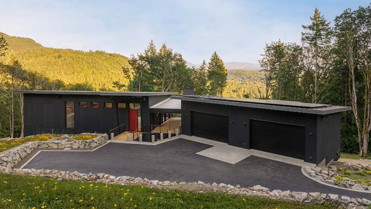 ArchRecord's tweet photo. The Issaquah Passive House on Cougar Mountain blends modern design with nature. Its 3,750 sq ft and yakisugi-clad walls reflect a perfect harmony with the surrounding landscape. @nakamotoforest #ad #yakisugi #sustainabledesign 

https://t.co/X0qiBBLKNS https://t.co/1AaNsQTrOH