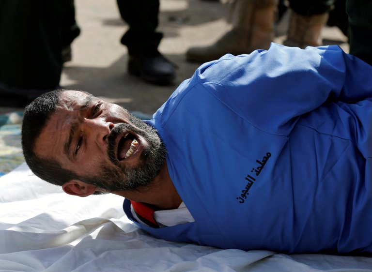 Yemen'de polis, 3 yaşındaki kız çocuğuna tecavüz edip öldüren 41 yaşındaki suçluyu, yere yatırarak halkın gözü önünde kurşuna dizdi.

Bazen adalet için yönümüzü BATI'ya değil hor görülen DOĞU'ya dönmeli..