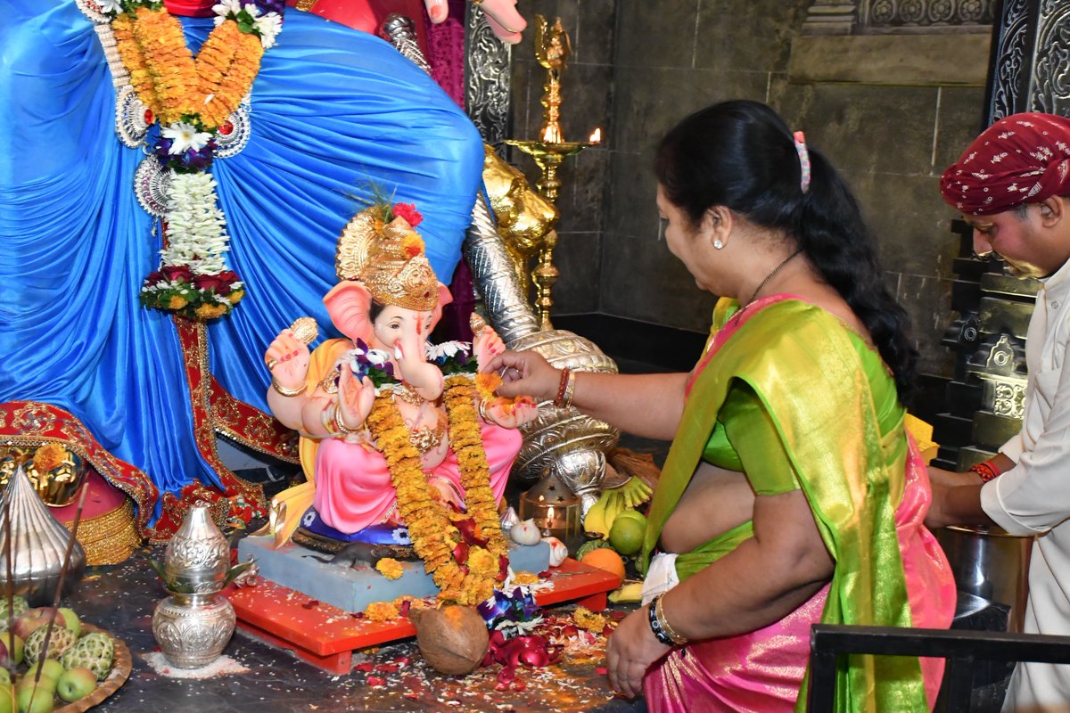 आमदार मनीषा ताई चौधरी ह्यांनी वांद्रे पश्चिम गणेशोत्सव मंडळाला भेट देऊन बाप्पाचे मनोभावे दर्शन घेतले. ह्या प्रसंगी देखावा म्हणून उभारलेल्या कन्याकुमारी येथील स्वामी विवेकानंद स्मारकाच्या प्रतिकृतीचे भरभरून कौतुक करून, सर्वांच्या मंगळमयी आयुष्यासाठी प्रार्थना केल्या.