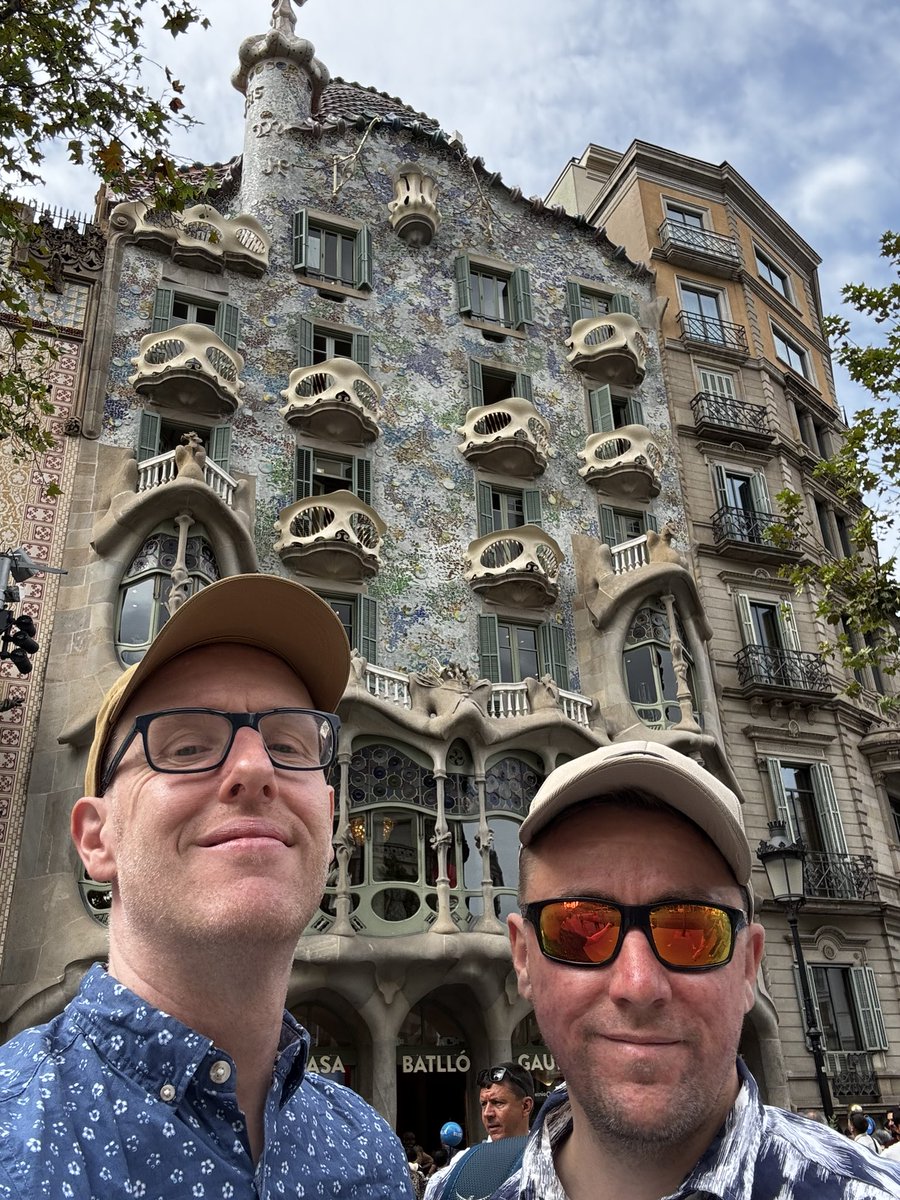 johnwilliams77's tweet photo. Day trip to Barcelona, including a visit to the amazing Sagrada Família, really loved the city too, was vast, we clocked up 15km just wondering the streets and still felt like we’d only scratched the service - definitely needs a return visit. https://t.co/pjlYKX1WaZ