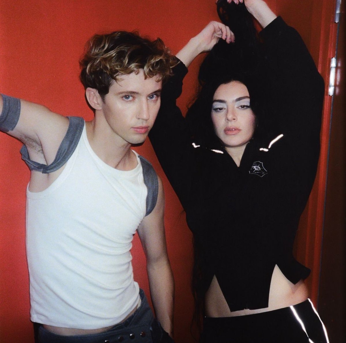 ESPcrave's tweet photo. 🚨 Dua Lipa se atreve con el español en el remix de 'Talk talk' de Charli XCX con Troye Sivan:

“A ver malparida, primero que todo mi cabello es real, mira, como puede verlo, no es un pintado ahí de monogrillo.” https://t.co/Atg0Bisv7t