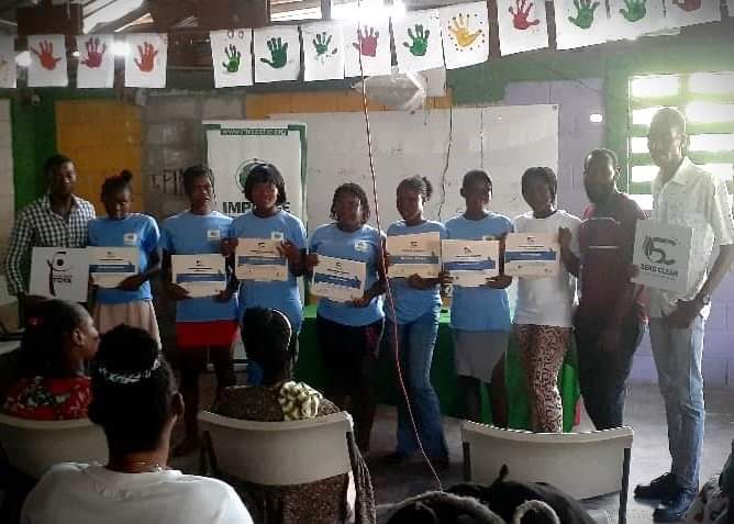 ImpacteHT's tweet photo. ANGAJMAN POU CHANJE LAVI
Remiz sètifika !

Nou kontan pataje ak nou kèk imaj sou remiz sètifika pou kèk manm nan klèb Tifi nou yo, aprè plizyè jou fòmasyon entansif sou pwodiksyon savon likid, likid vesèl, ak detèjan, jèn fanm sa yo pare pou lanse nouvo inisyativ yo.

#Enpak https://t.co/Ksxip5lva4
