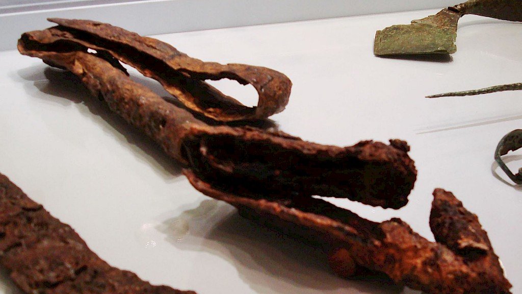 FCMart1n's tweet image. Seica a destrución simbólica de armas se documenta noutras moitas culturas da Antigüidade, de #Exipto á #China e mesmo en #América (abaixo, punta de lanza de #Prinias, Idade do #Ferro #grega).

Porén non sei de ninguén q o levase ao extremo e abundancia dos #celtas de #LaTène!➡️