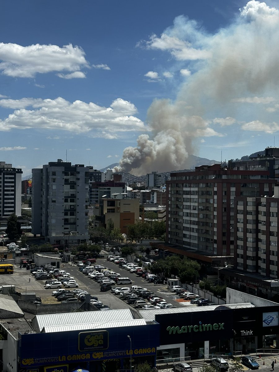IsiTorresR's tweet photo. Alguien sabe qué pasa en #Quito https://t.co/rEQ5MLucA9