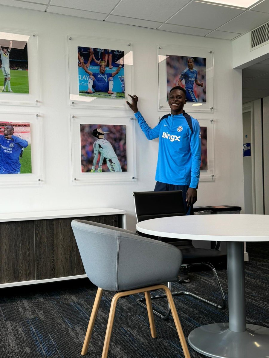 Stanley Quarahie, a promising left footed CB from 🇬🇭VIM Academy, is currently training with Chelsea's youth team in London. As an exciting talent, he's definitely one to watch for the future.⚽️👊🏽🇬🇭
