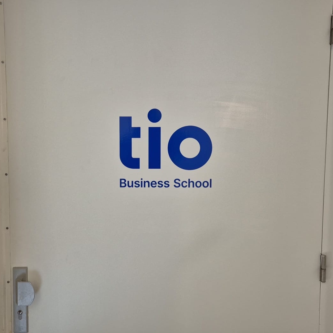 KBizzprint's tweet image. Bij de kreet Sign kijken mensen me wel eens waterig aan🤔 Vaak gaat het om het verzorgen van de visuele communicatie in en om bedrijfspanden.

Soms een prachtige wandvullende visual in een spreekkamer en soms zoals hier etchedfolie, snijfolie en borden met logo's.

#sign #montage