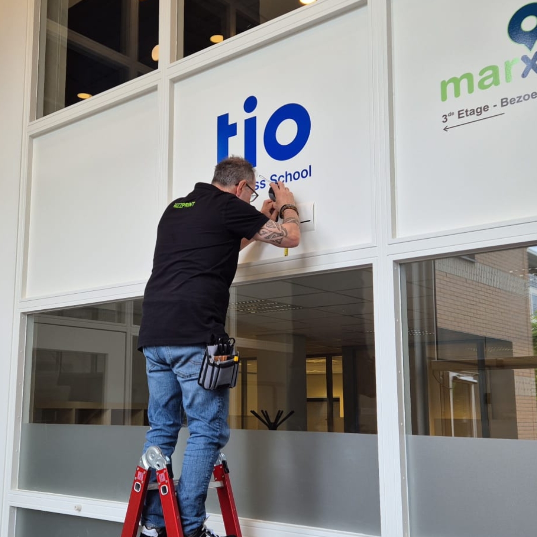 KBizzprint's tweet image. Bij de kreet Sign kijken mensen me wel eens waterig aan🤔 Vaak gaat het om het verzorgen van de visuele communicatie in en om bedrijfspanden.

Soms een prachtige wandvullende visual in een spreekkamer en soms zoals hier etchedfolie, snijfolie en borden met logo's.

#sign #montage