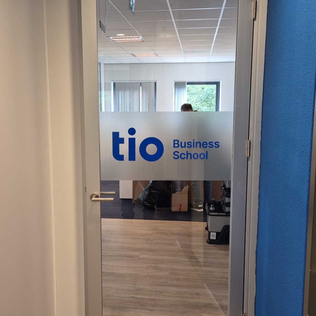 KBizzprint's tweet image. Bij de kreet Sign kijken mensen me wel eens waterig aan🤔 Vaak gaat het om het verzorgen van de visuele communicatie in en om bedrijfspanden.

Soms een prachtige wandvullende visual in een spreekkamer en soms zoals hier etchedfolie, snijfolie en borden met logo's.

#sign #montage