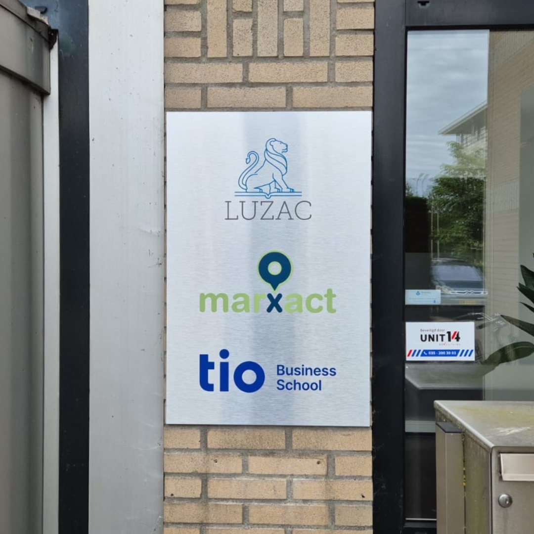 KBizzprint's tweet image. Bij de kreet Sign kijken mensen me wel eens waterig aan🤔 Vaak gaat het om het verzorgen van de visuele communicatie in en om bedrijfspanden.

Soms een prachtige wandvullende visual in een spreekkamer en soms zoals hier etchedfolie, snijfolie en borden met logo's.

#sign #montage